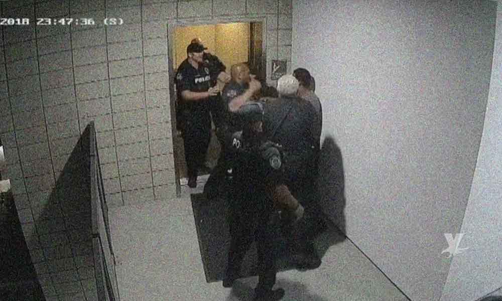 (VIDEO) Oficiales de policía golpean brutalmente a un hombre por no obedecer sus ordenes