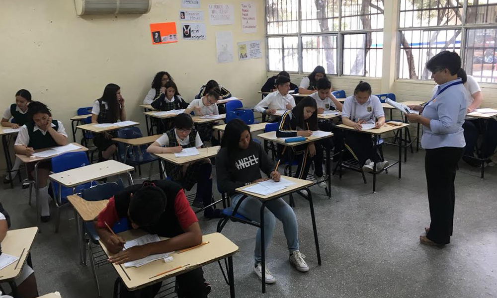 Presentan alumnos de secundaria examen de certificación en el idioma Inglés en Tecate
