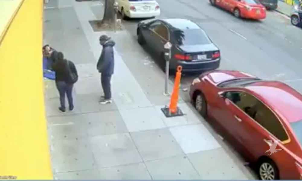 (VIDEO) Policía busca a hombre que pateó en la cabeza a un vagabundo en California