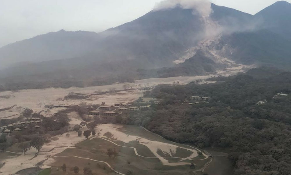 Suspenden labores de rescate y evacuan 5 comunidades por Volcán de Fuego