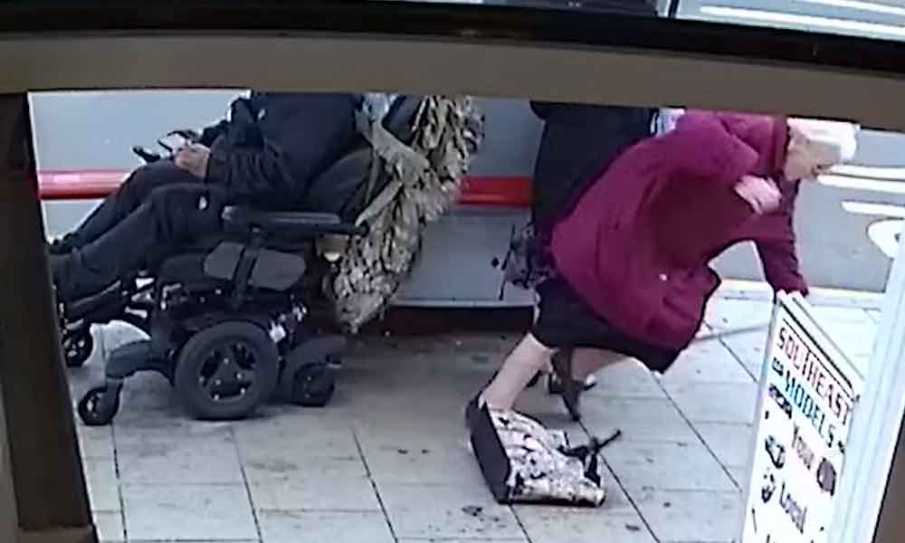 (VIDEO) Hombre atropella a dos ancianas con su silla de ruedas eléctrica
