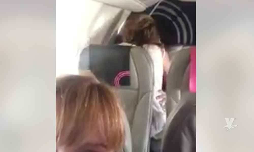 (VIDEO) Pareja es grabada mientras tienen relaciones en la última fila del avión a la vista de todos