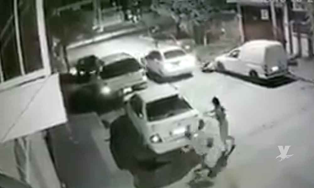 (VIDEO) Grupo de sicarios matan a una pareja frente a unos niños que jugaban en la calle