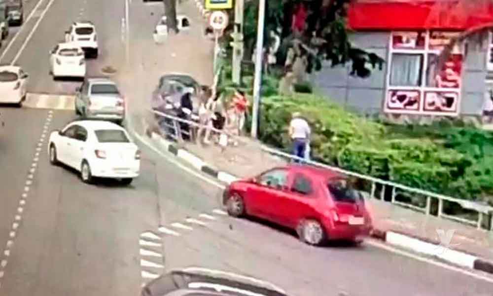 (VIDEO) Nuevo accidente automovilístico en una sede del mundial, una persona muerta y varios heridos