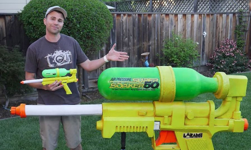 Ex ingeniero de la NASA crea la pistola de agua más grande del mundo (VIDEO)