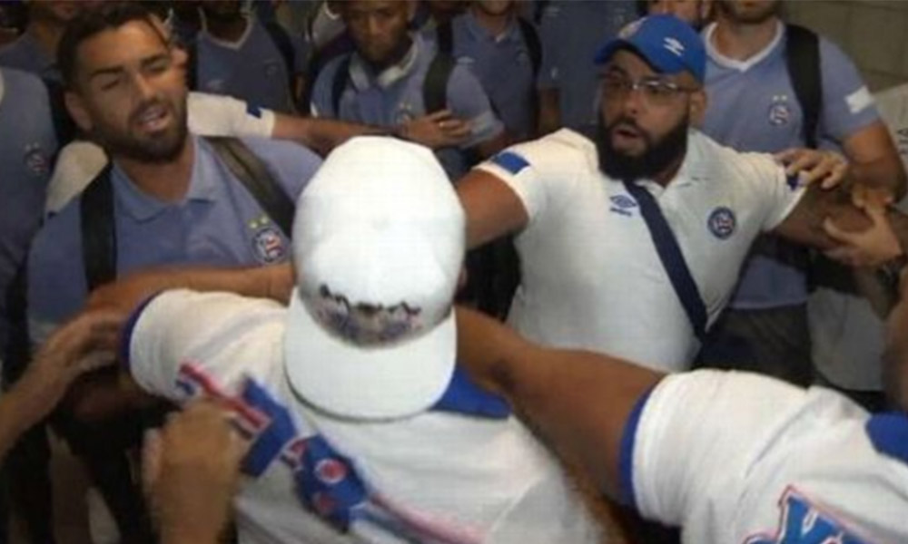 Futbolistas en Brasil se enfrentan con aficionados en un aeropuerto