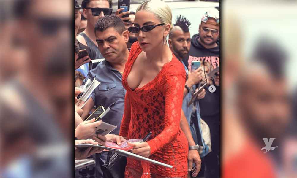 Lady Gaga caminaba por la calle y muestra su lado “más íntimo” en sexy vestido de encaje