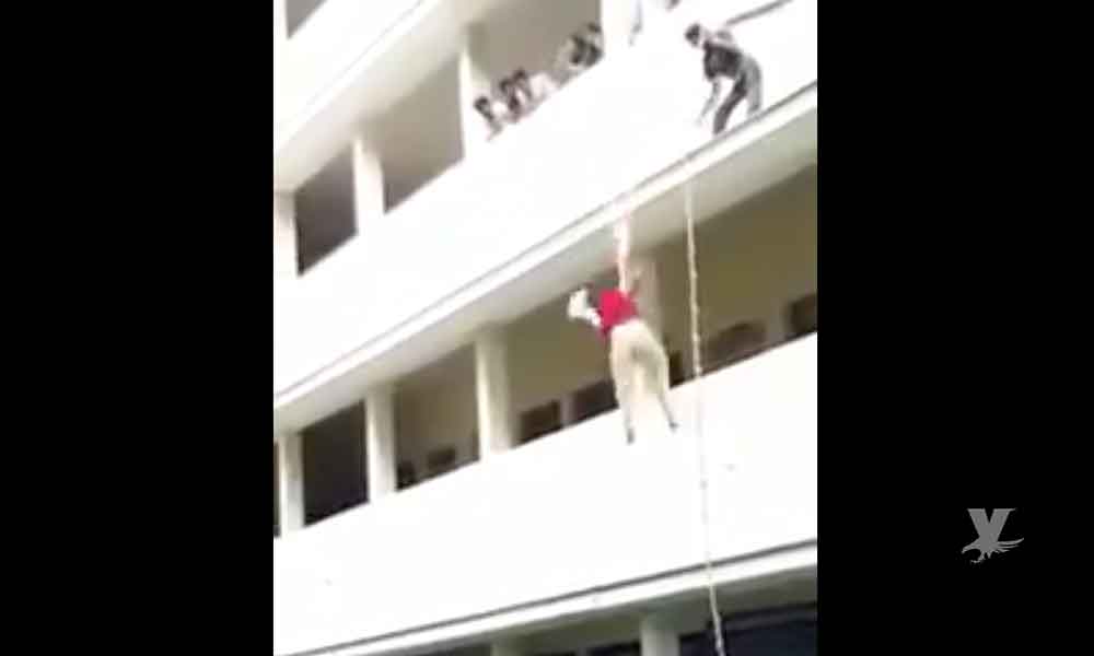 (VIDEO) Alumna muere al ser empujada desde el segundo piso por un maestro
