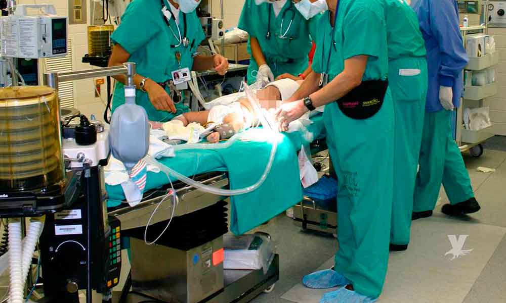 Médicos del IMSS operan a bebé y extirpan por error el ojo bueno