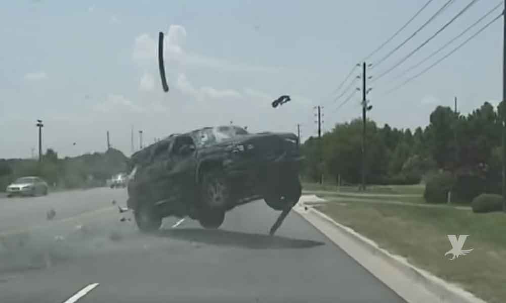 (VIDEO) Mujer sale disparada de su camioneta tras volcarse en aparatosa persecución policial en Estados Unidos