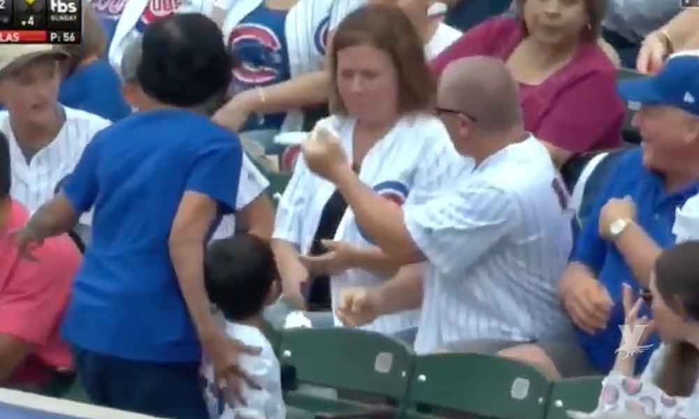 (VIDEO) Adulto le quita la pelota a niño durante juego de béisbol en Estados Unidos
