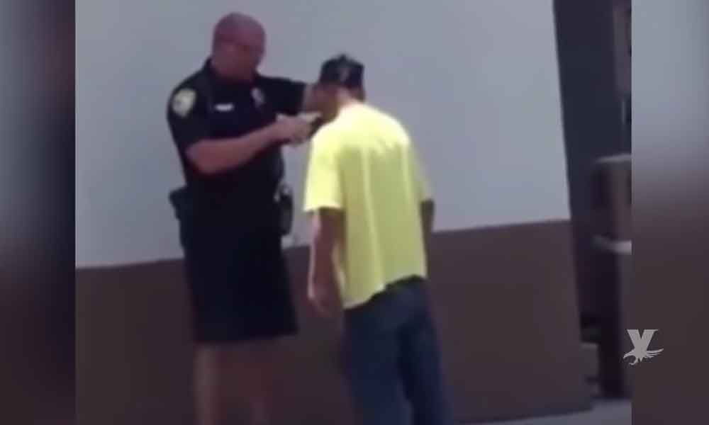 (VIDEO) Policía ayuda a un indigente a afeitarse la barba para que pueda conseguir un empleo