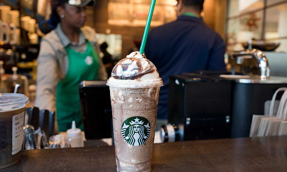 Starbucks dejará de usar pajitas de plástico en todo el mundo