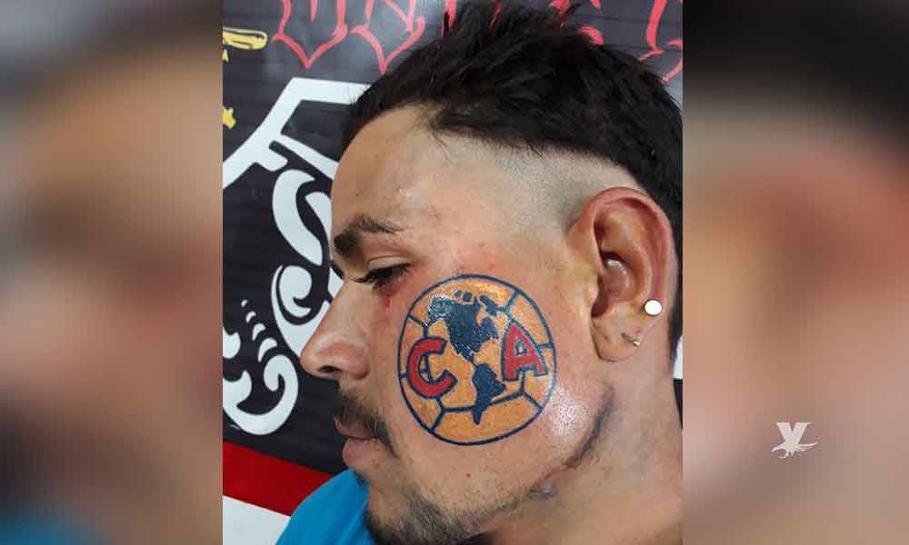 ¡Increíble! Hombre se tatúa el escudo del América en la cara