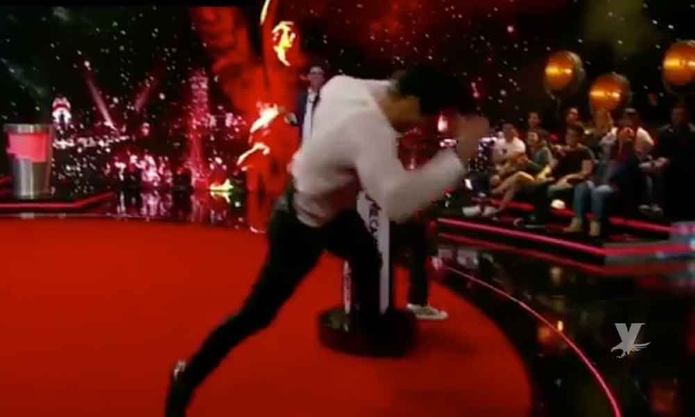 (VIDEO) David Zepeda sufre fuerte caída en programa en vivo