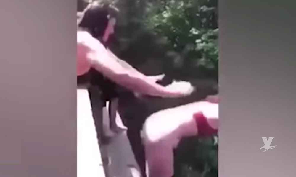 (VIDEO) Mujer empuja al río desde un puente a su amiga y por poco pierde la vida