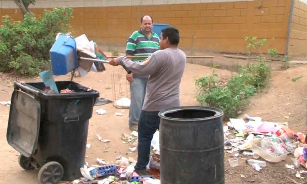 Después de 4 meses paso personal a recolectar la basura de una escuela en Ensenada