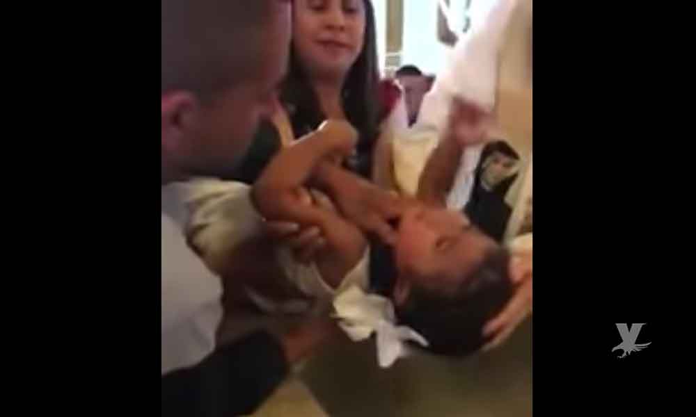 (VIDEO) Niña es bautizada e insulta al sacerdote con fuerte grosería