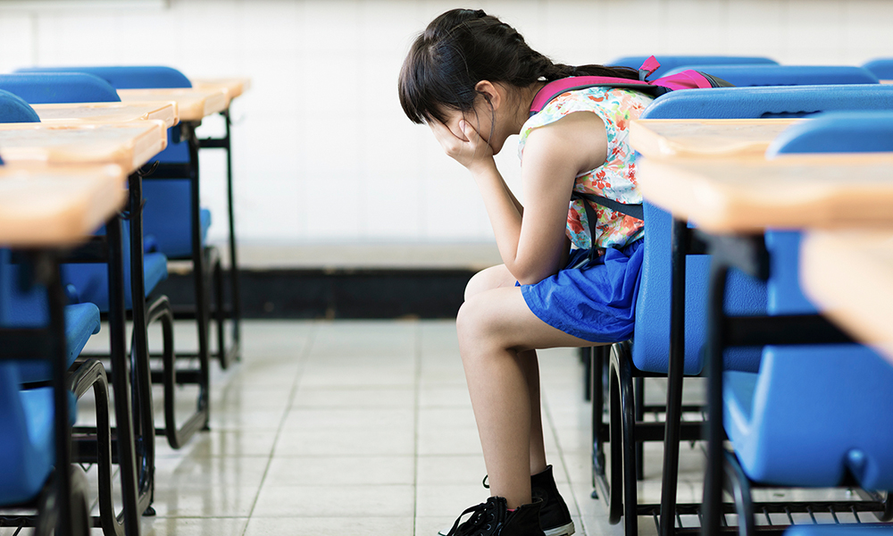Padres olvidan recoger a su hija en el primer día de clases