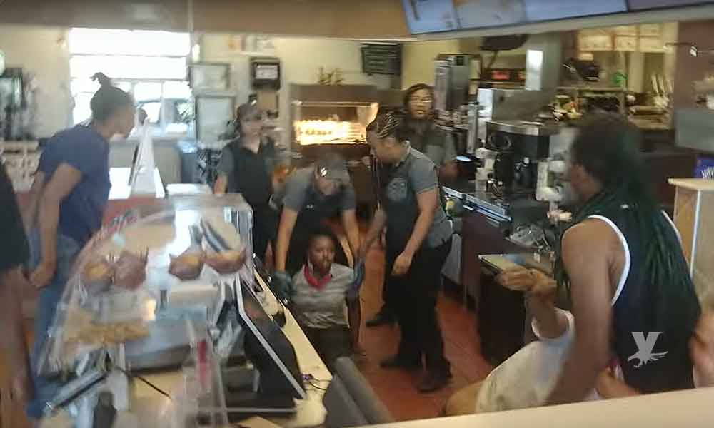 (VIDEO) Empleadas de McDonald’s y el novio de una de ellas, pelean en el suelo del restaurante