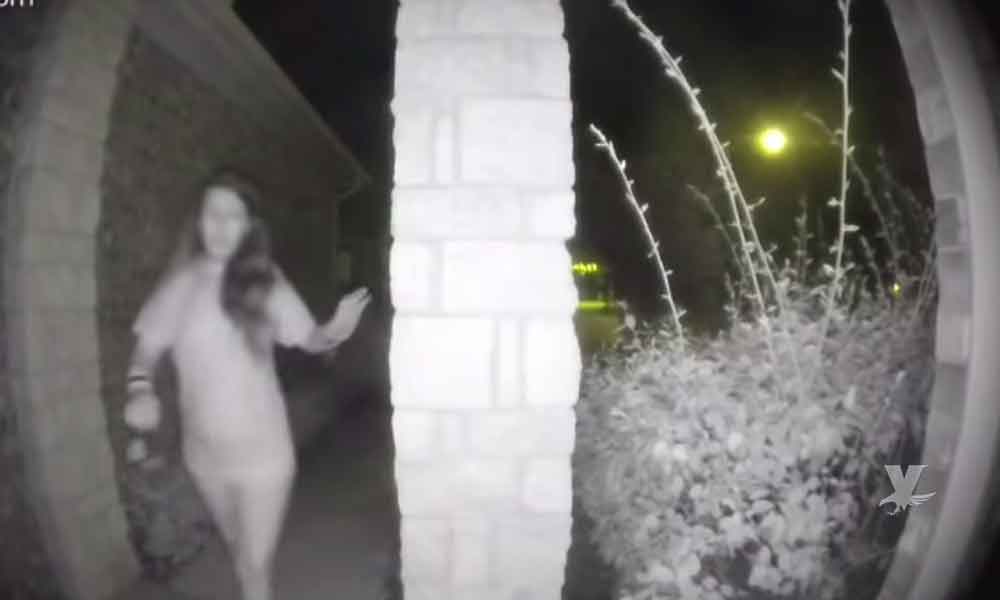 (VIDEO) Mujer esposada y vestida con lencería aterroriza a vecinos