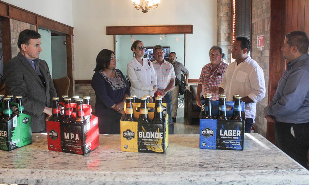 Alcaldesa Nereida Fuentes da recorrido por la empresa Baja Brewmasters en Tecate
