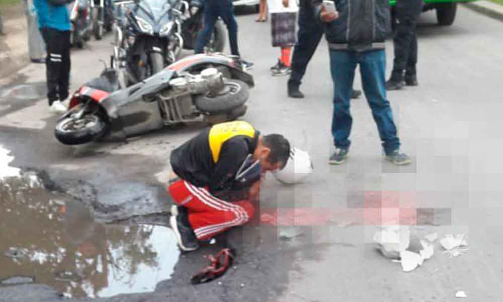Niño muere arrollado por un tráiler después de caer de la moto en la que viajaba con su padre