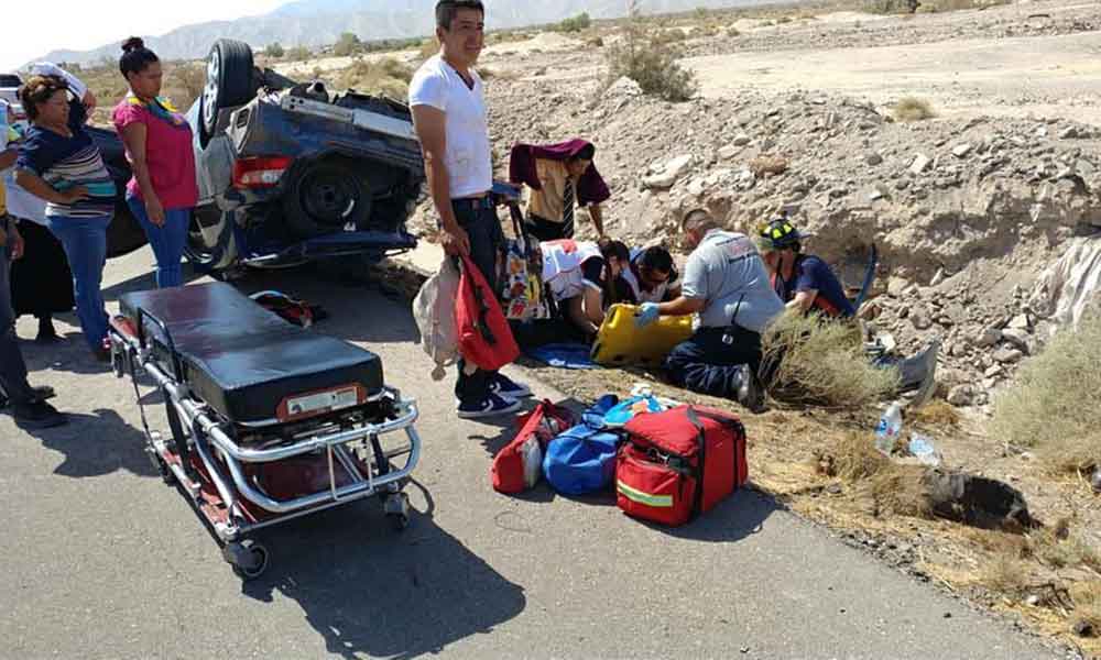 Dos menores con lesiones graves tras volcadura en carretera Mexicali-San Felipe