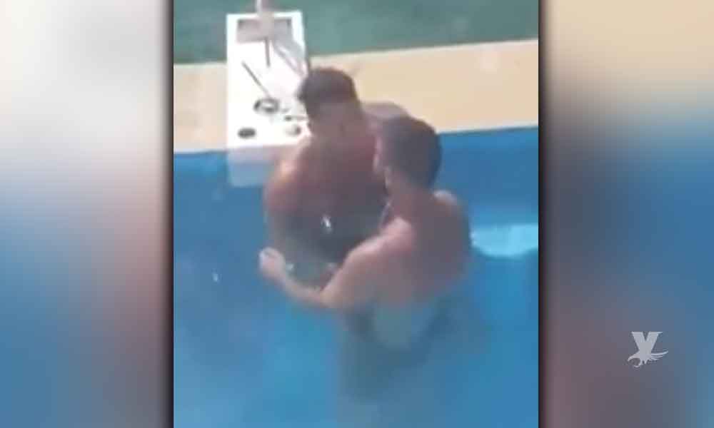 (VIDEO) Capturan a jugadores de Cruz Azul divirtiéndose muy “juntitos” en la alberca de un hotel