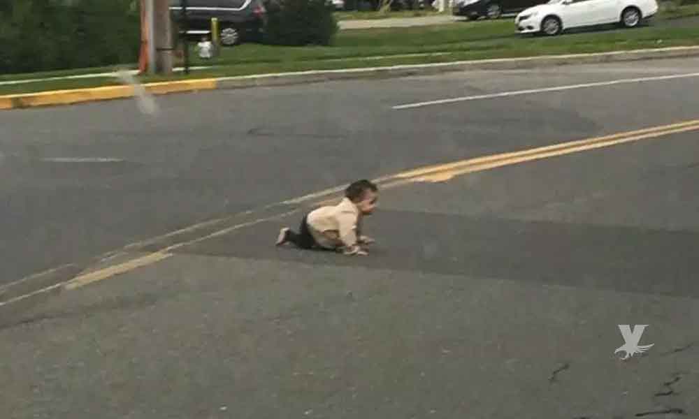 Bebé escapa gateando de una casa y es encontrado a la mitad de la calle