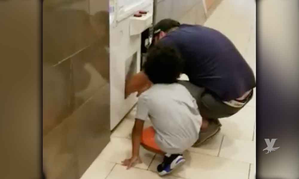 (VIDEO) Padre introduce a su hijo en máquina para robar consolas de Nintendo