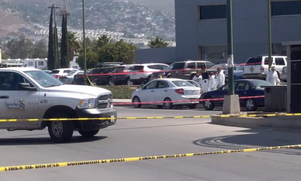 Localizan cadáver de un hombre dentro de auto, enfrente a la clínica 1 de Tijuana