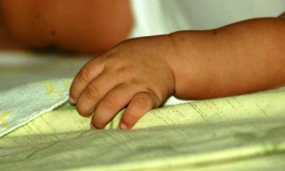 Mueren dos bebés tras recibir golpes por parte de sus padres