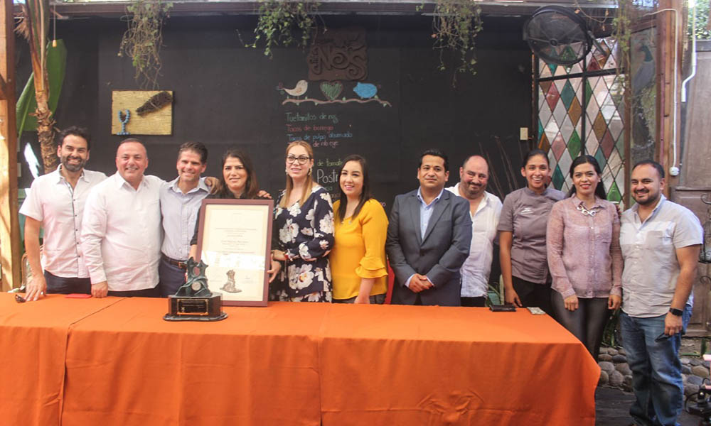 Otorgan a Chef Mariela Manzano el premio al Mérito Empresarial Restaurantero en Tecate