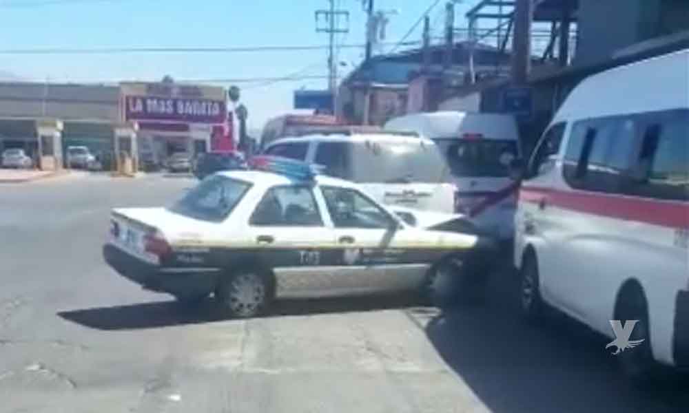 (VIDEO) Automovilista choca dos patrullas de la Dirección de Transporte Público y se da a la fuga en Tijuana