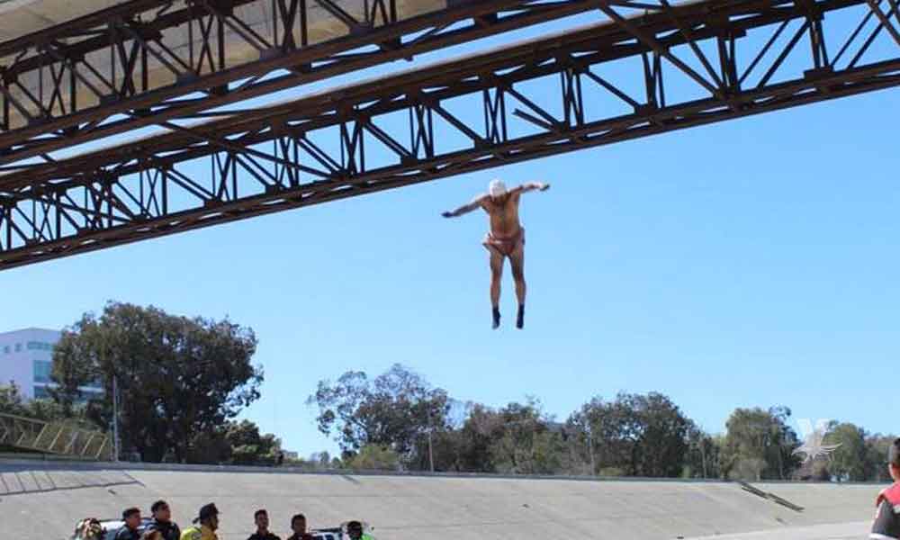 Hombre intenta suicidarse, se arroja desde puente en Tijuana