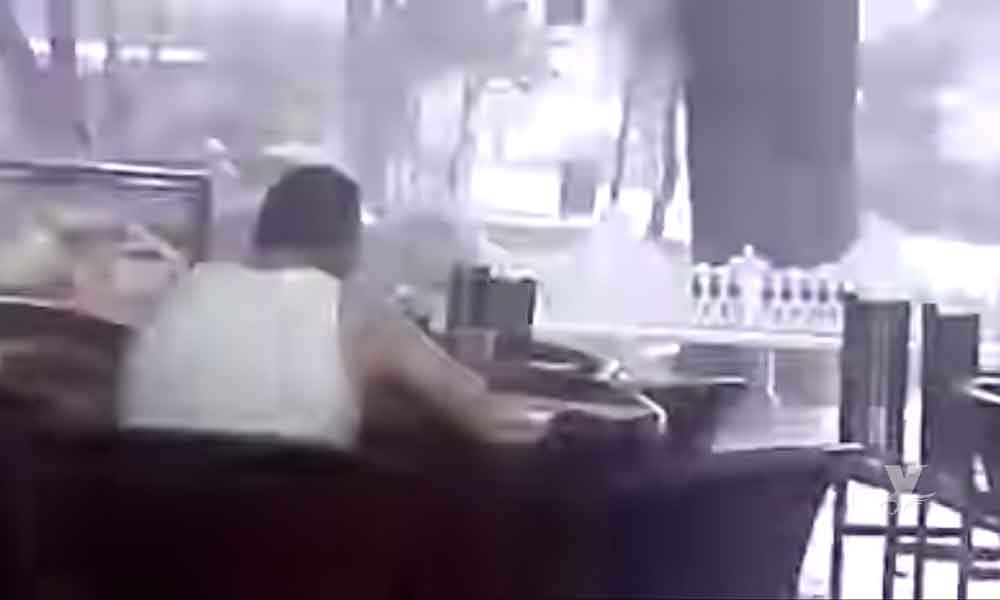 (VIDEO) Rayo cae a unos metros de un restaurante y asusta a personas que comían en el lugar