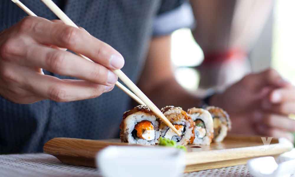 Hombre sufre amputación de su brazo por bacteria adquirida al comer sushi