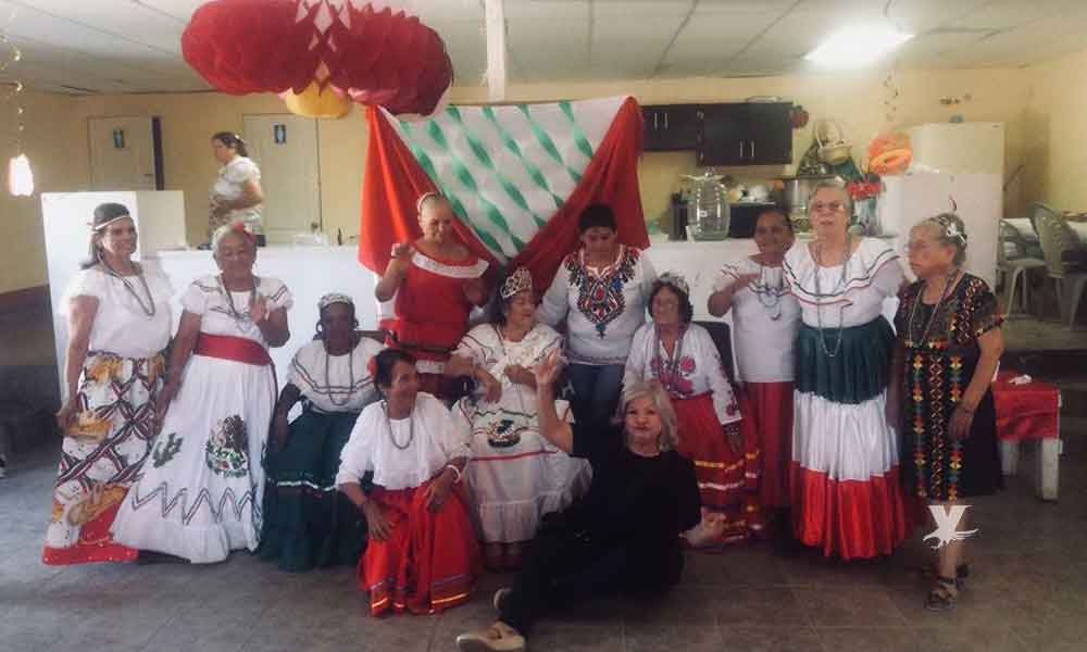 Celebra Marina Calderón con integrantes del Club de la Alegría