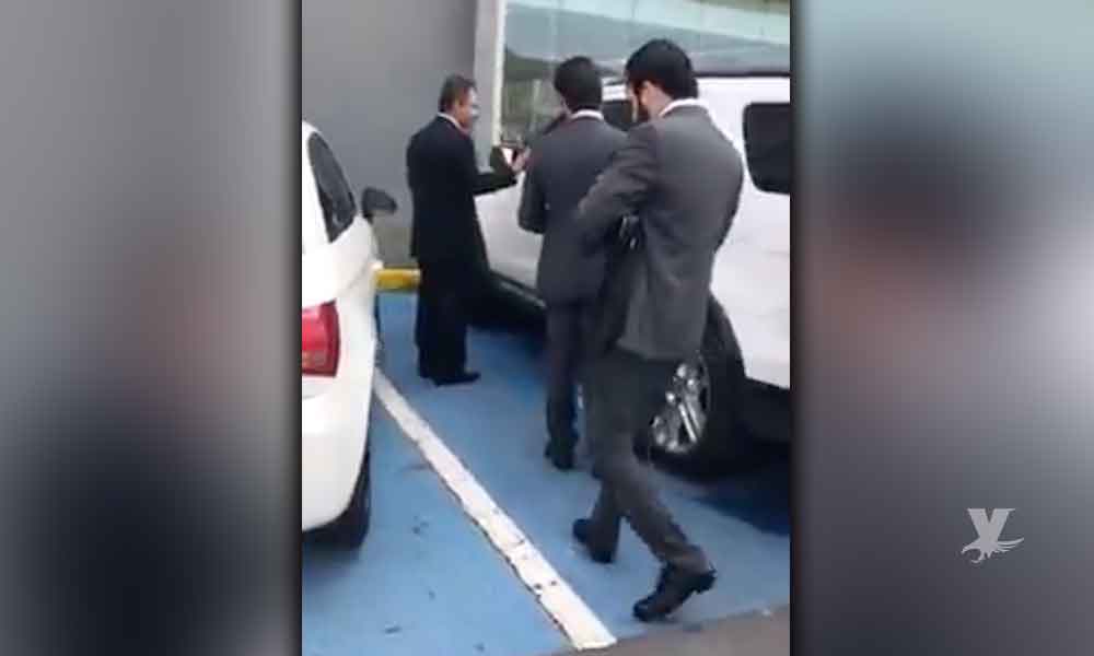 (VIDEO) Juez ordena quebrar un vidrio a camioneta de un señor de la tercera edad por supuestamente ganarle su estacionamiento