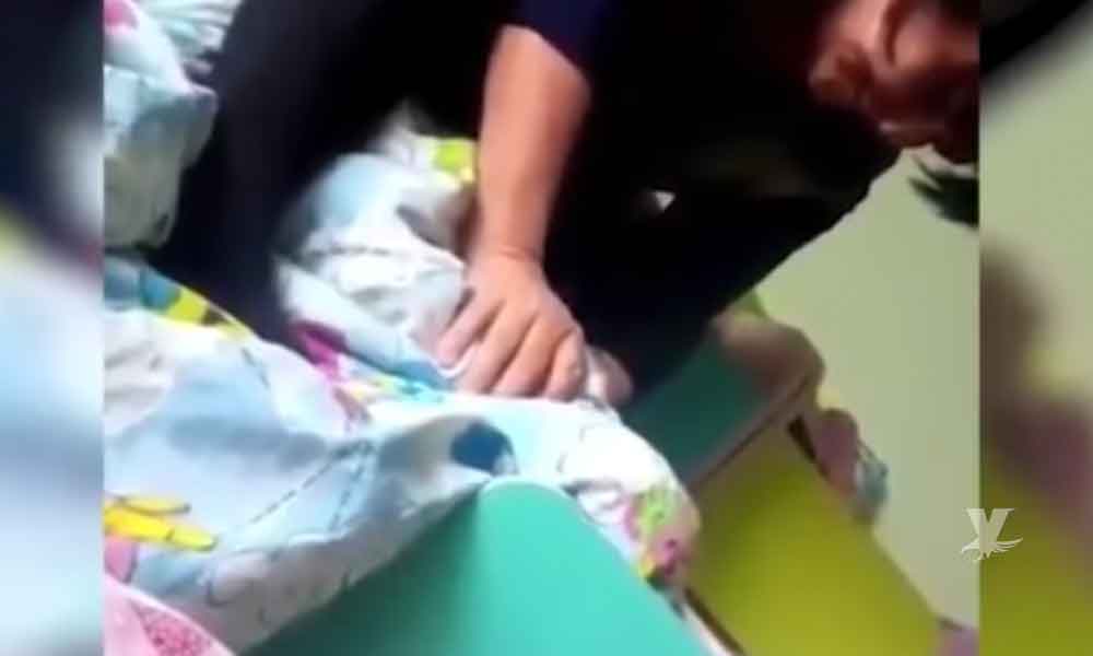 (VIDEO) Maestra de kinder estrangula a una niña porque no dejaba de llorar