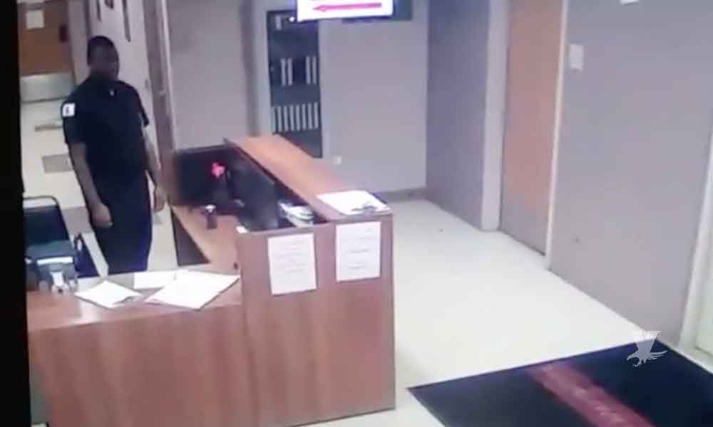 (VIDEO) Guardia de colegio reporta que un fantasma pasó frente a su escritorio mientras hacía guardia