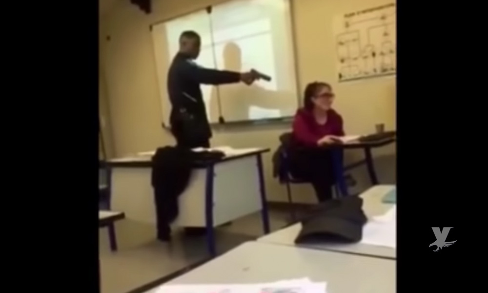 (VIDEO) Alumno amenaza pistola en mano a maestra para que le quite las inasistencias