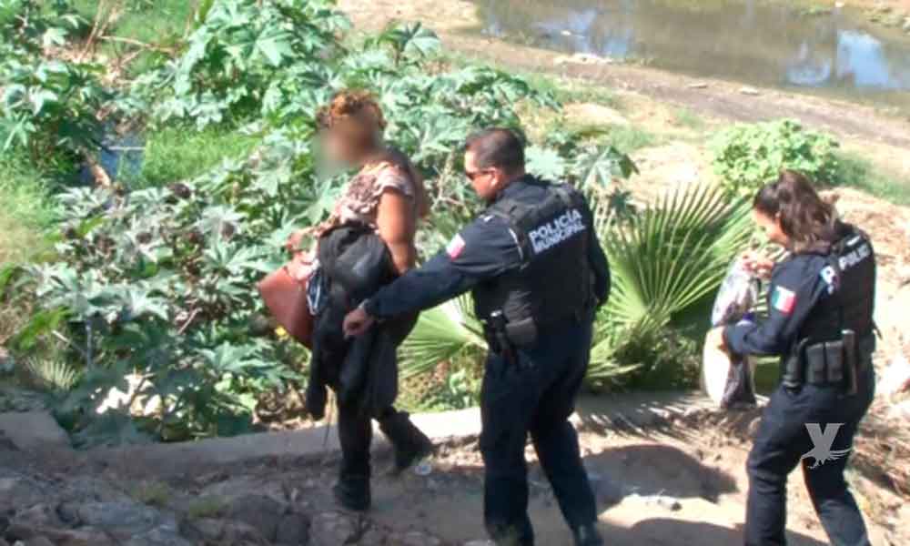 Pareja de indigentes es detenida mientras tenían relaciones debajo de un puente