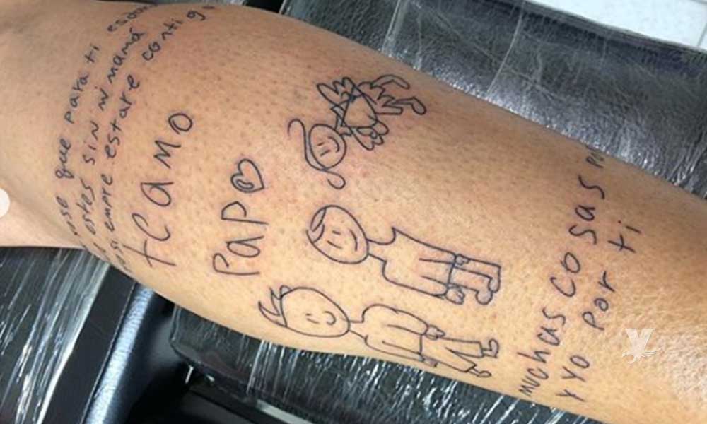 Futbolista se tatúa la carta de su hijo después de la muerte de su esposa