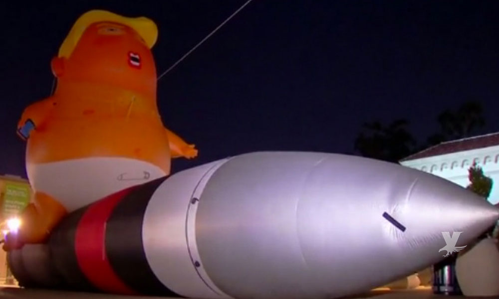 Ciudadanos protestan contra Trump en San Diego, con enorme globo inflable