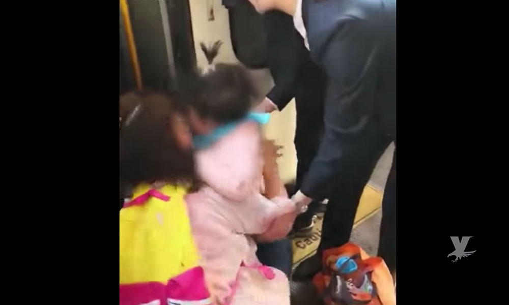 (VIDEO) Mujer se distrae en el celular y su hija de 5 años cae a las vías del tren