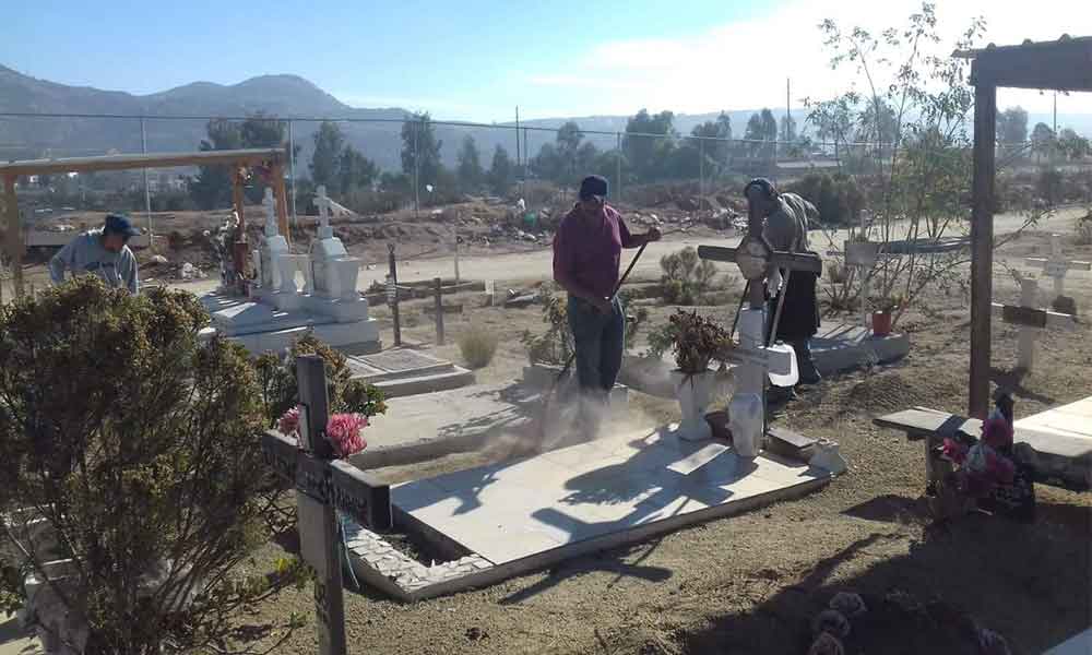 En vísperas de día de los “Fieles Difuntos” embellecen el camposanto de Tecate