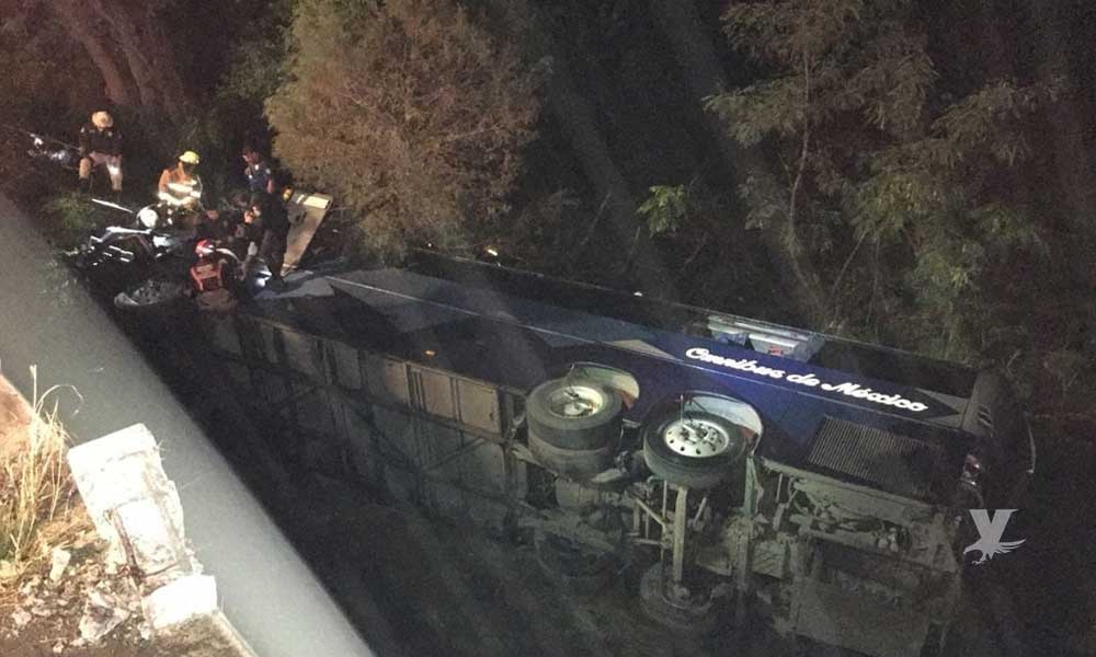 Autobús cae de un puente hacia un barranco y ocho personas pierden la vida