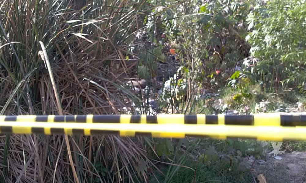 Cerca de un campo de fútbol y entre matorrales encuentran cadáver en Tijuana